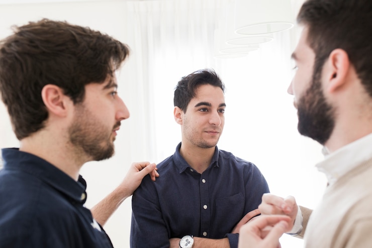 Foto gratuito compañeros masculinos hablando en la oficina