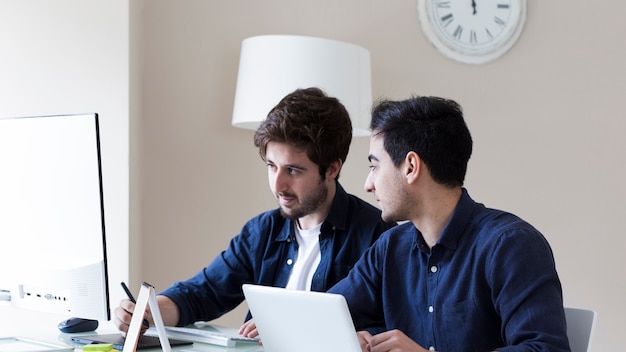 Compañeros masculinos trabajando en proyecto