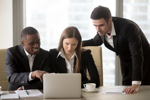 Compañeros de negocios multinacionales trabajando juntos