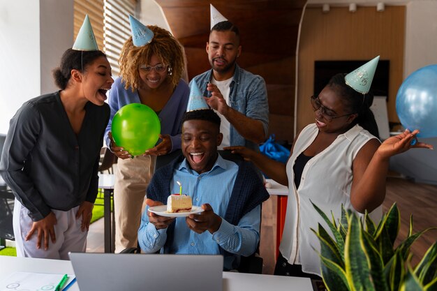 Compañeros de oficina celebrando un evento con globos