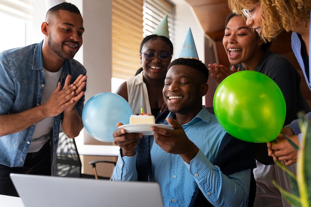 Compañeros de oficina celebrando un evento con globos