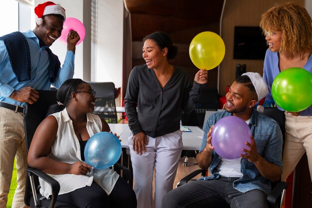 Compañeros de oficina celebrando un evento con globos