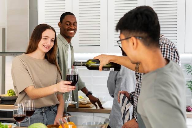 Compañeros de piso bebiendo vino tiro medio