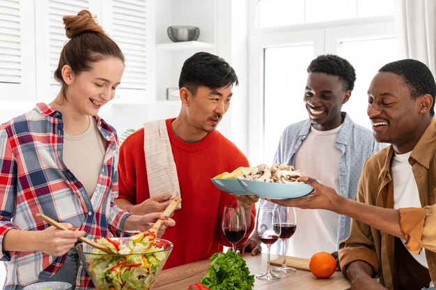 Compañeros de piso con comida deliciosa tiro medio