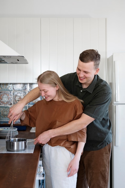 Foto gratuita compañeros de piso de tiro medio cocinando