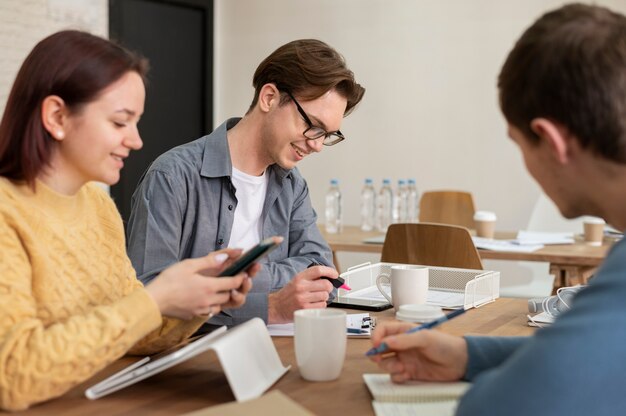 Compañeros que aprenden juntos durante el estudio en grupo