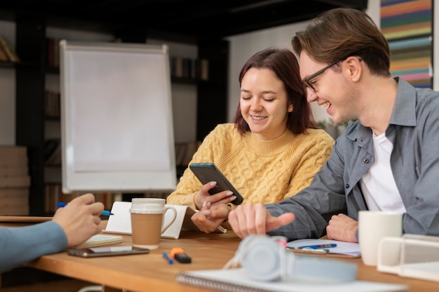 Compañeros que aprenden juntos durante el estudio en grupo