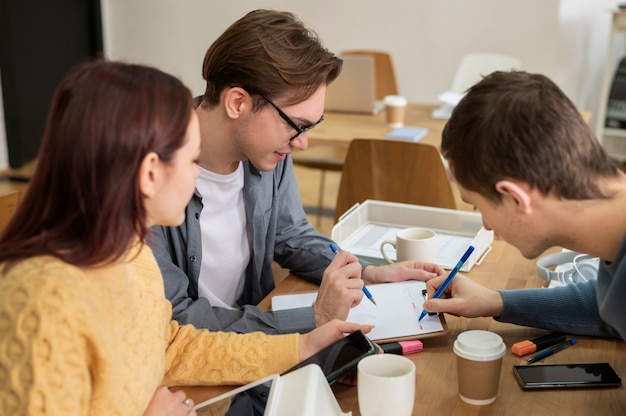 Compañeros que aprenden juntos durante el estudio en grupo