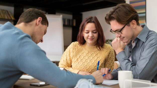 Compañeros que aprenden juntos durante el estudio en grupo