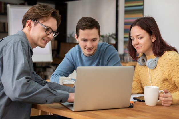 Compañeros que aprenden juntos durante el estudio en grupo