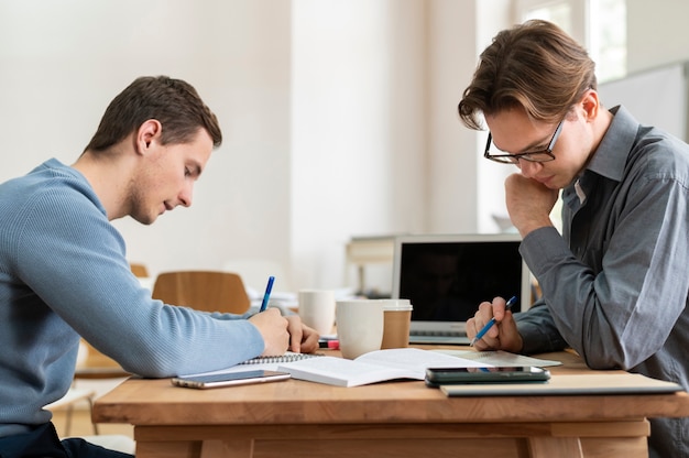 Compañeros que aprenden juntos durante el estudio en grupo