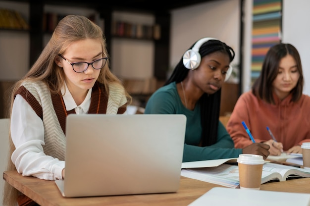 Compañeros que estudian juntos durante el estudio en grupo