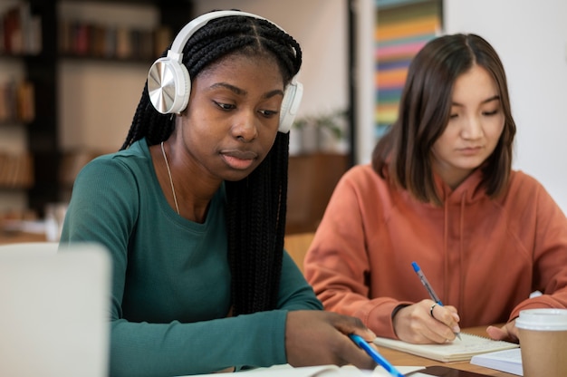 Foto gratuita compañeros que estudian juntos durante el estudio en grupo