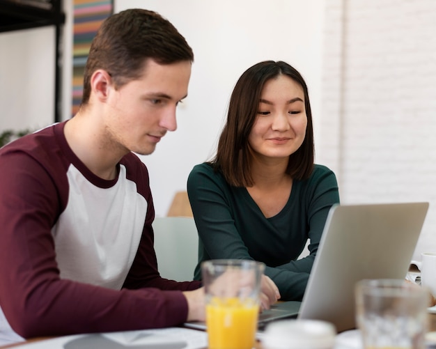 Foto gratuita compañeros que estudian juntos durante el estudio en grupo