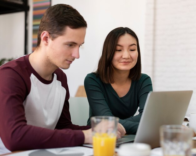 Compañeros que estudian juntos durante el estudio en grupo