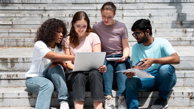 Compañeros que estudian juntos para un examen