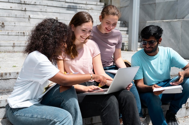 Compañeros que estudian juntos para un examen