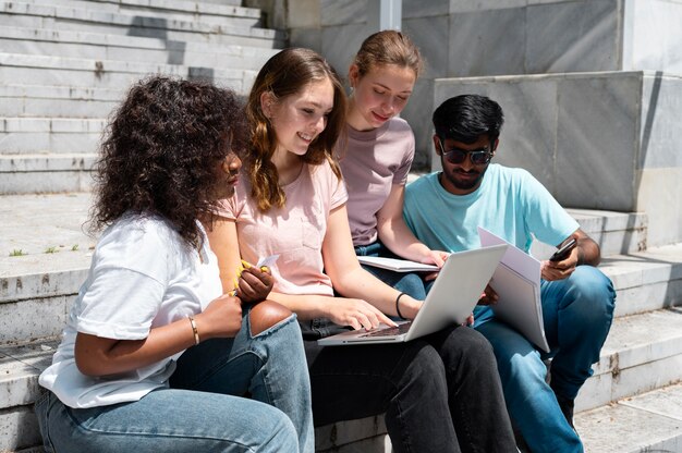 Compañeros que estudian juntos para un examen