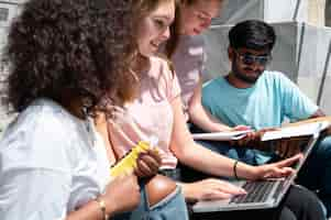 Foto gratuita compañeros que estudian juntos para un examen