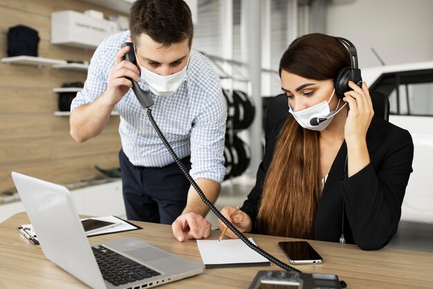 Compañeros que trabajan juntos en la oficina.