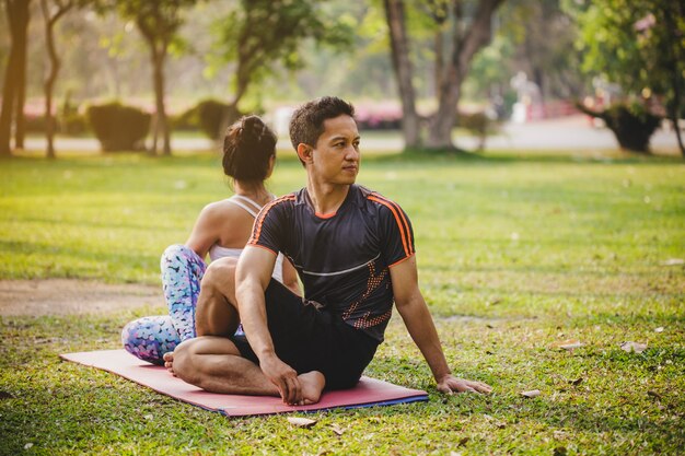 Compañeros en sesión de yoga