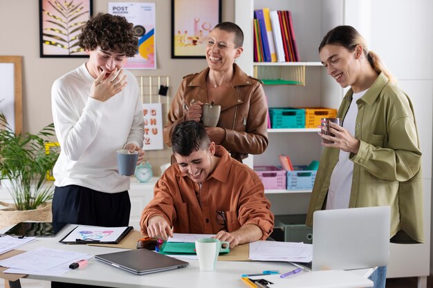 Compañeros sonrientes de tiro medio en el trabajo