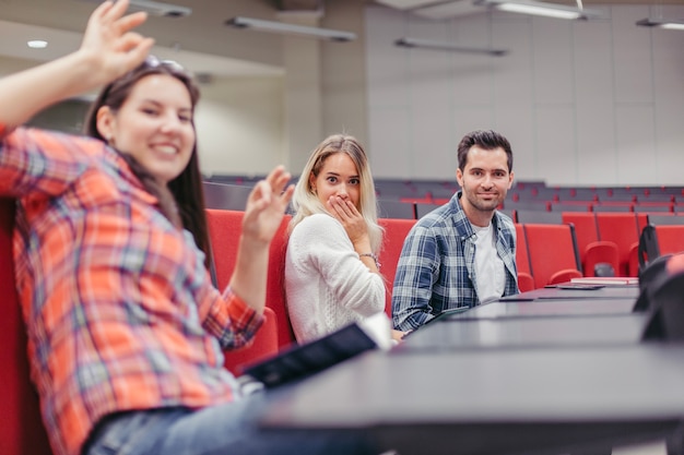 Compañeros studens riéndose en la sala de conferencias