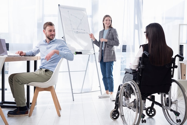 Foto gratuita compañeros de tiro completo trabajando juntos