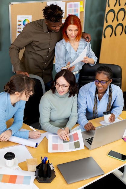 Foto gratuita compañeros de tiro medio haciendo su trabajo