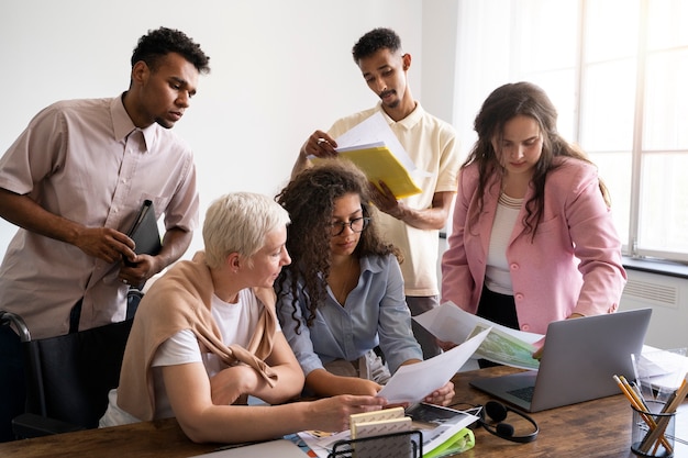 Compañeros de tiro medio trabajando juntos