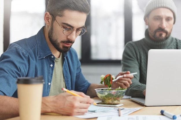 Compañeros de trabajo almorzando en la oficina