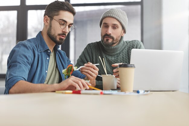 Compañeros de trabajo almorzando en la oficina