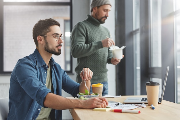 Compañeros de trabajo almorzando en la oficina