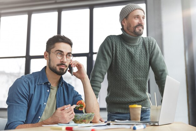 Compañeros de trabajo almorzando en la oficina