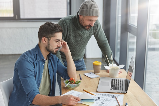 Foto gratuita compañeros de trabajo almorzando en la oficina