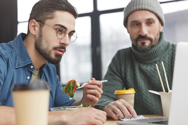 Compañeros de trabajo almorzando en la oficina