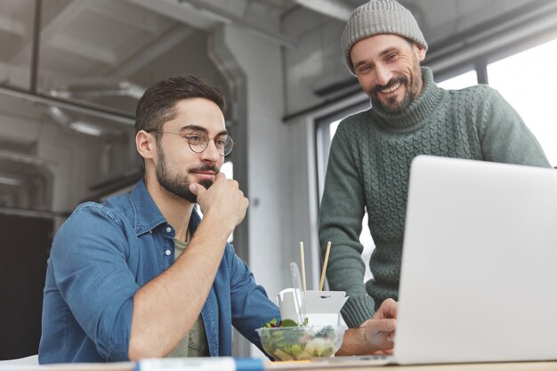 Compañeros de trabajo almorzando en la oficina