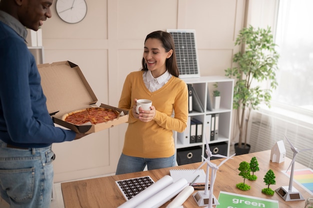 Compañeros de trabajo almorzando