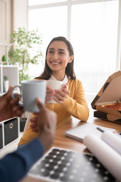 Foto gratuita compañeros de trabajo almorzando