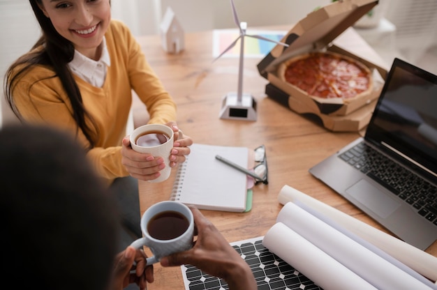 Compañeros de trabajo almorzando