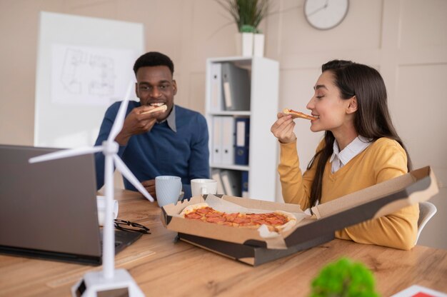 Compañeros de trabajo almorzando