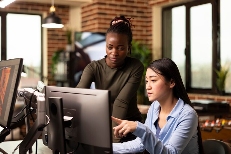 Foto gratuito compañeros de trabajo analizando diseños en la computadora