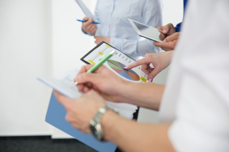 Foto gratuito compañeros de trabajo anónimos con papeles
