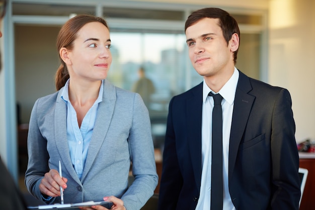 Compañeros de trabajo bien vestidos sonriendo