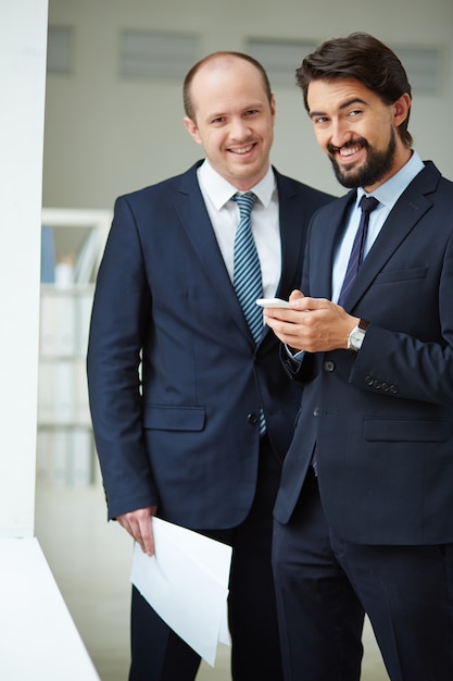 Compañeros de trabajo bromeando