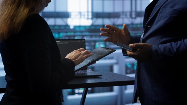 Compañeros de trabajo en el centro de datos reemplazando piezas de plataformas de almacenamiento para mejorar el rendimiento