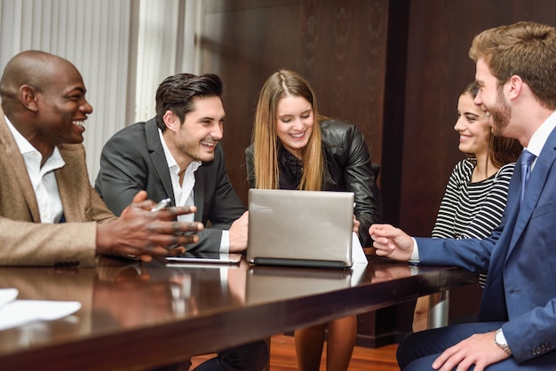 Compañeros de trabajo comentando el último análisis financiero