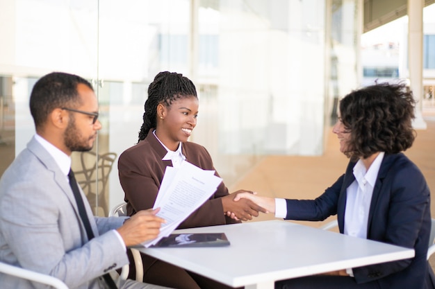 Compañeros de trabajo consultor asesor legal