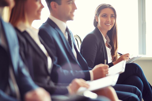 Compañeros de trabajo en una convención