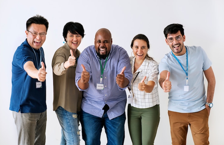 Foto gratuito compañeros de trabajo dando excelentes comentarios